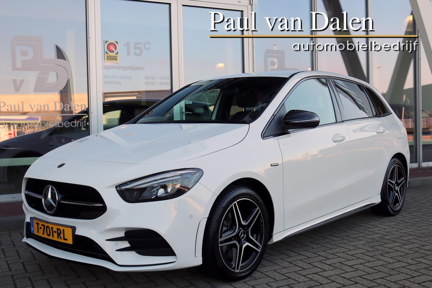 Mercedes-Benz B-klasse - B250e AUTOMAAT AMG NIGHT EDITION | Sfeerverlichting | Half leer | 18 Inch Lm | Navi | Led - AutoWereld.nl