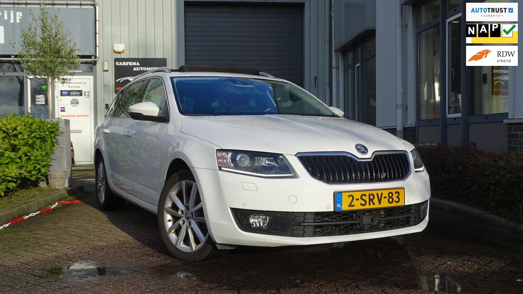 Skoda Octavia Combi - 1.2 TSI Greentech Elegance Businessline Pano / Adaptive / El.achterklep /Bi Xenon / Led / - AutoWereld.nl