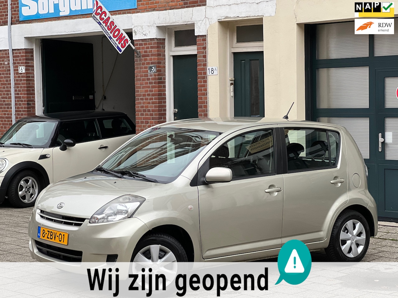 Daihatsu Sirion 2 - 1.0-12V Exclusive-1 jaar apk-airco-elek ramen-goed onderhouden - AutoWereld.nl