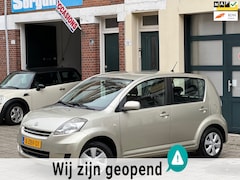 Daihatsu Sirion 2 - 1.0-12V Exclusive-1 jaar apk-airco-elek ramen-goed onderhouden