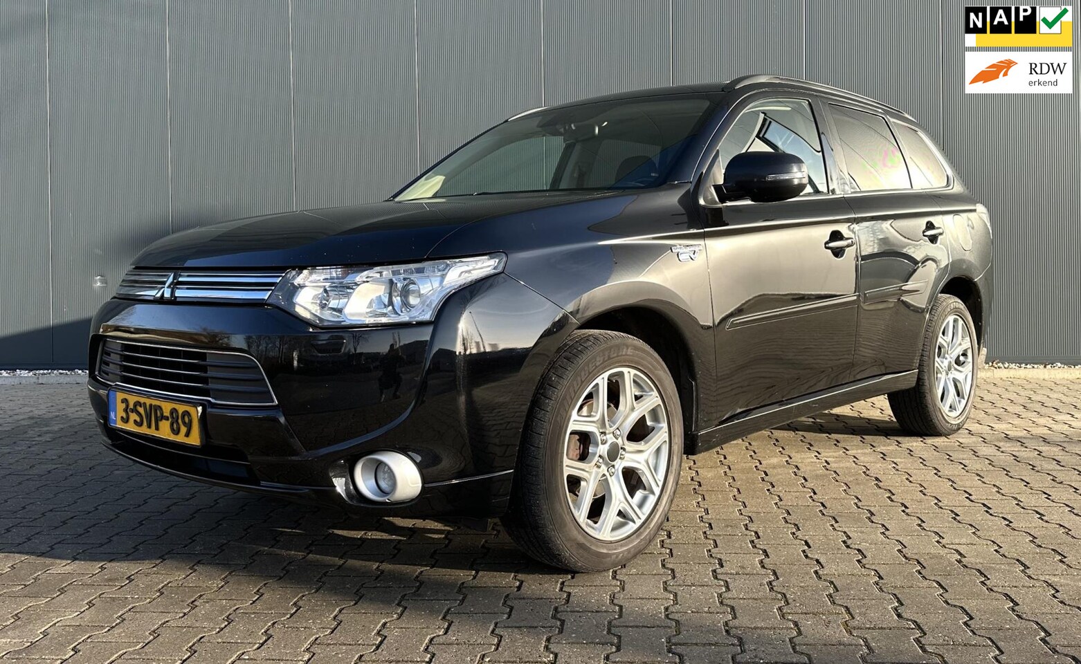 Mitsubishi Outlander - 2.0 PHEV Instyle+ Airco Cruise Leder Trekhaak - AutoWereld.nl