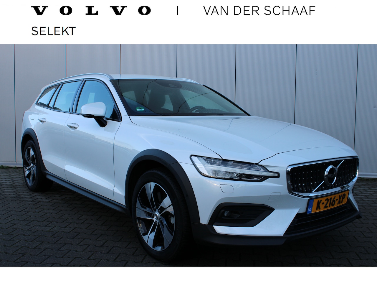 Volvo V60 Cross Country - B5 AWD Pro | Trekhaak | Full LED | Blis - AutoWereld.nl