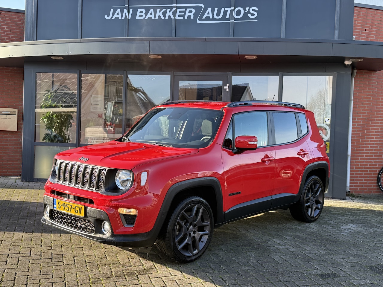 Jeep Renegade - 4xe 240 Plug-in Hybrid Electric S ✅ Automaat ✅ CarPlay ✅ Trekhaak ✅ Rijklaar - AutoWereld.nl