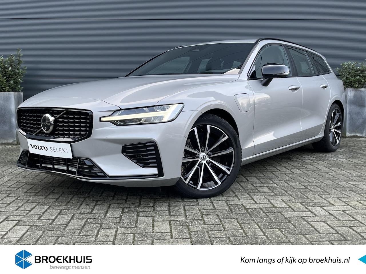 Volvo V60 - 2.0 T6 Plug-in hybrid AWD Plus Dark | Panoramadak | Trekhaak | Harman/Kardon | 360 Camera - AutoWereld.nl