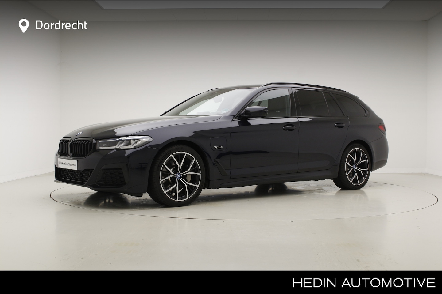 BMW 5-serie Touring - 530e M-Sport | Panorama | Trekhaak | Head-Up | Laser - AutoWereld.nl