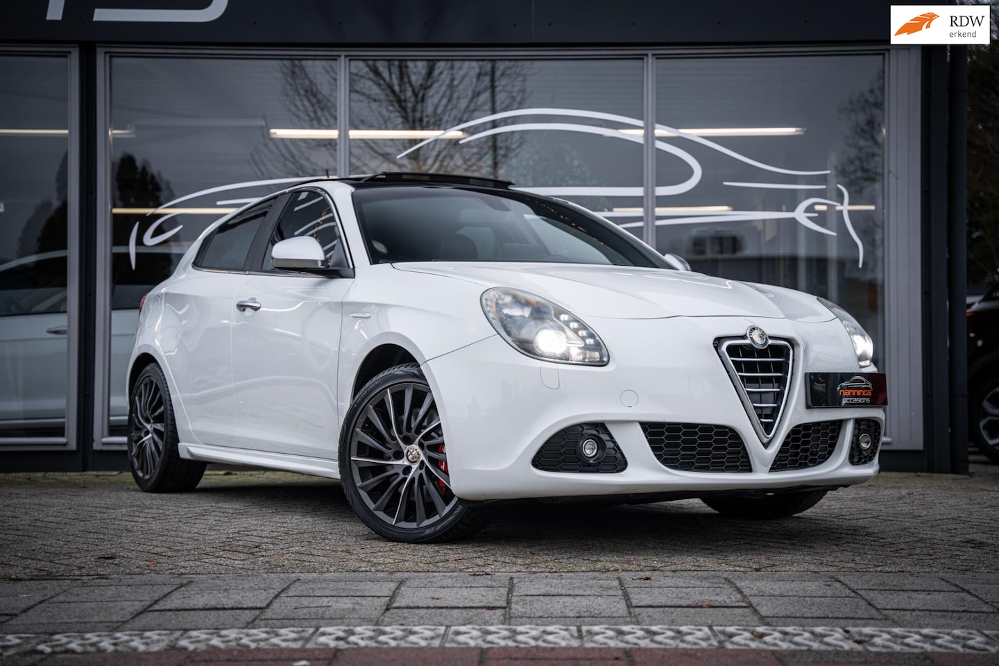 Alfa Romeo Giulietta - 1.4 T Distinctive|Automaat|Schuif/kantel|Cruise|Navi|Leder|PDC|Sport - AutoWereld.nl