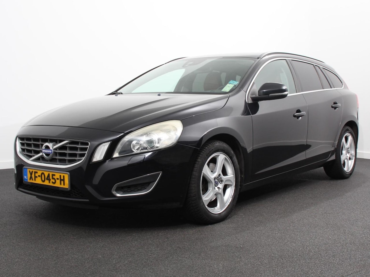 Volvo V60 - 2.0 D3 Summum | Leder | Navigatie | Climate Control | Lichtmetalen velgen | Handel/Export! - AutoWereld.nl