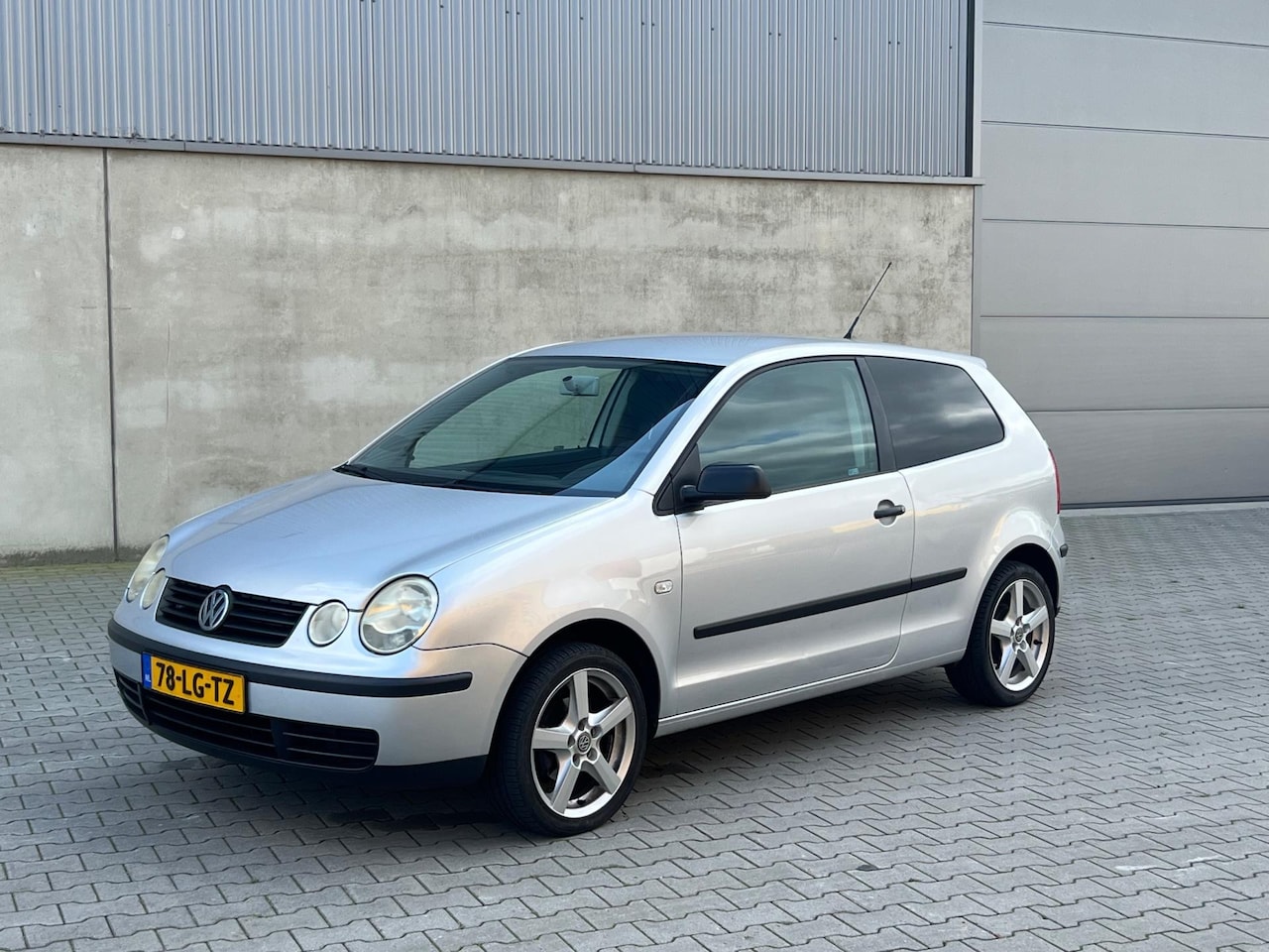 Volkswagen Polo - 1.2-12V APK 16-09-2025+RADIO CD AUX USB+VELGEN+TREKHAAK+2 SLEUTELS EN BOEKJES - AutoWereld.nl