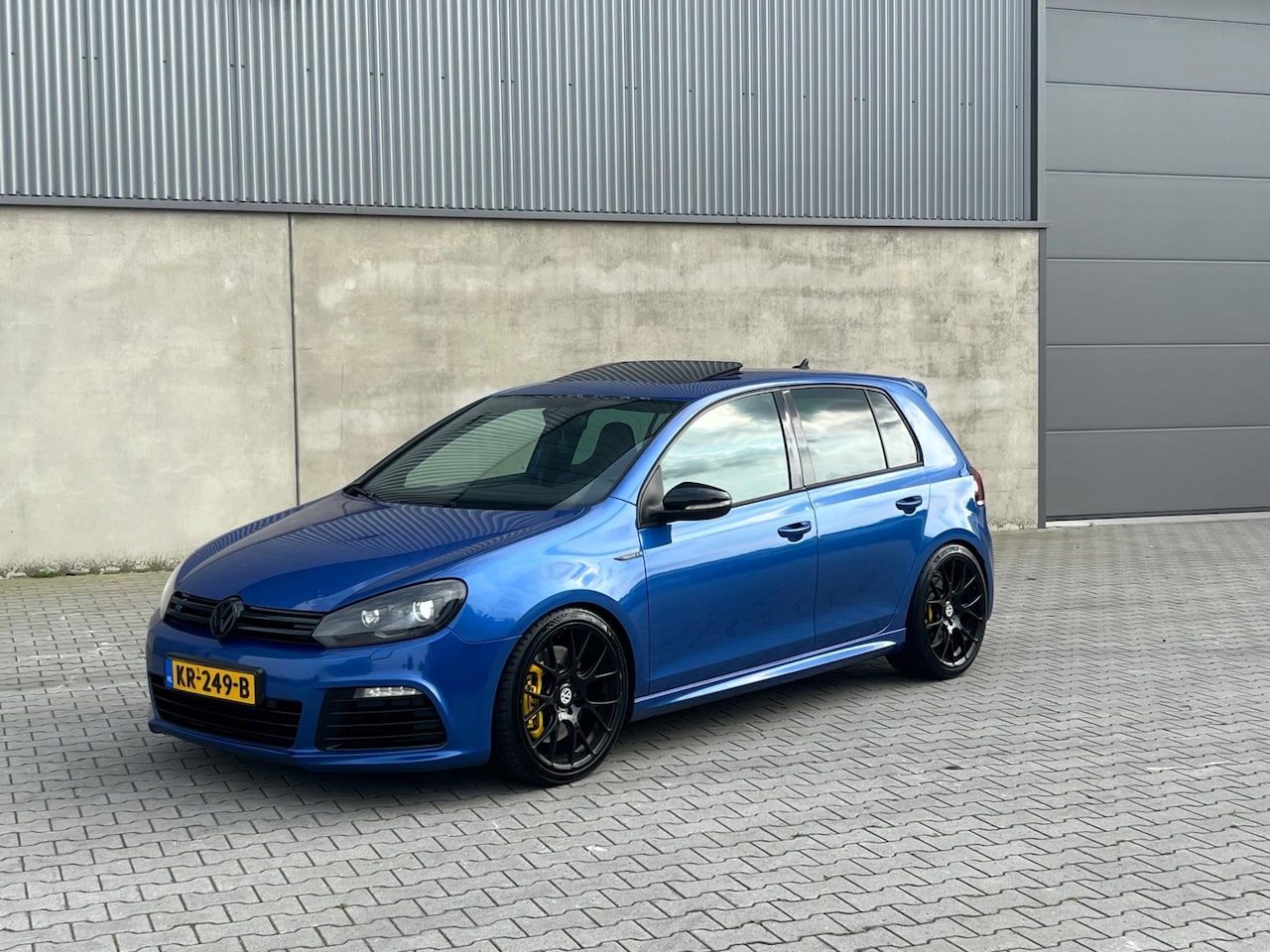 Volkswagen Golf - 2.0 R 4-Motion R20+DSG+380PK+SCHAALSTOELEN+MILLTEK+KEYLESS GO+SCHUIFDAK+FLIPPERS+19 INCH V - AutoWereld.nl