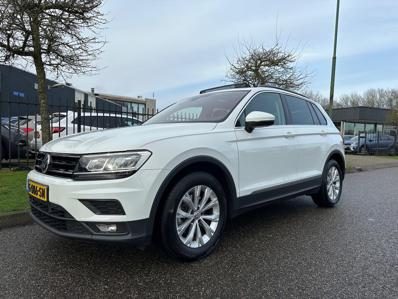 Volkswagen Tiguan - 1.5 TSI 130pk Comfortline Executive Clima Navi Xenon Thaak P-dak - AutoWereld.nl