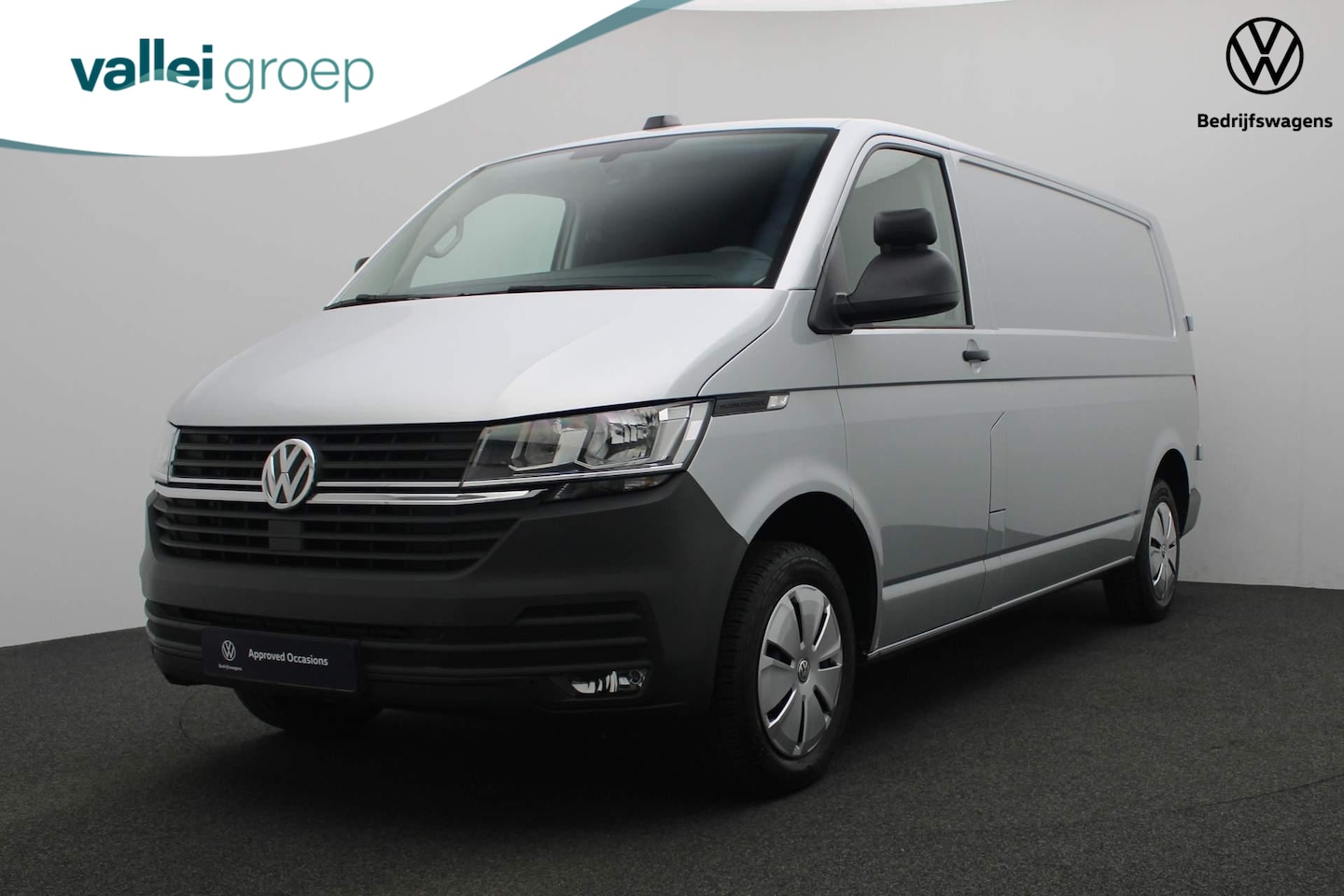 Volkswagen Transporter - 2.0 TDI L2H1 150PK 28 Comfortline | 3-zits | Parkeersensoren achter | Navi | Apple Carplay - AutoWereld.nl