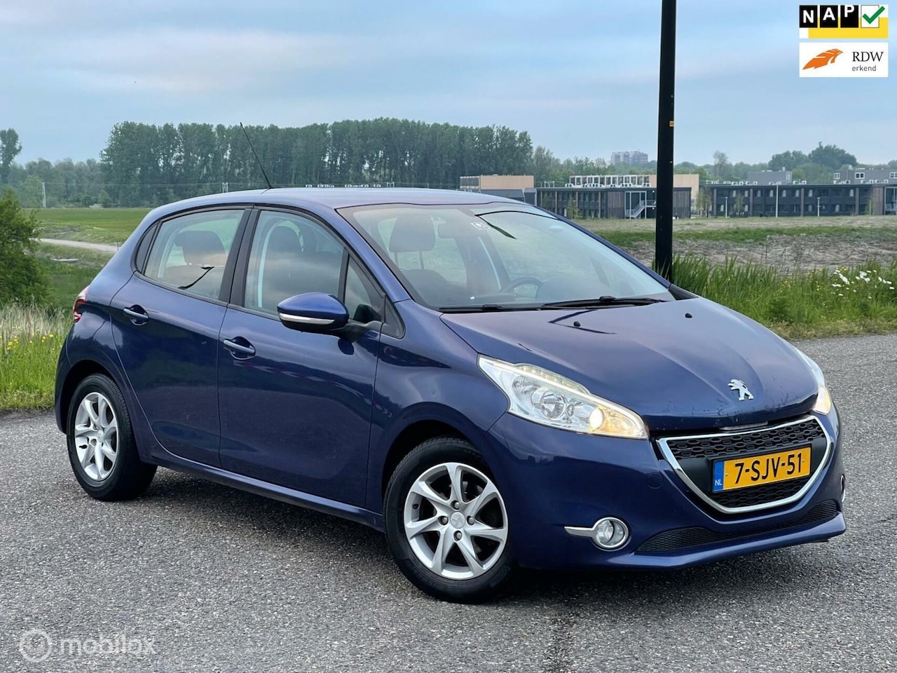 Peugeot 208 - 1.2 VTi Airco/ Xenon/ Led/ Lmv/ Apk/ Nap/ Boekje - AutoWereld.nl