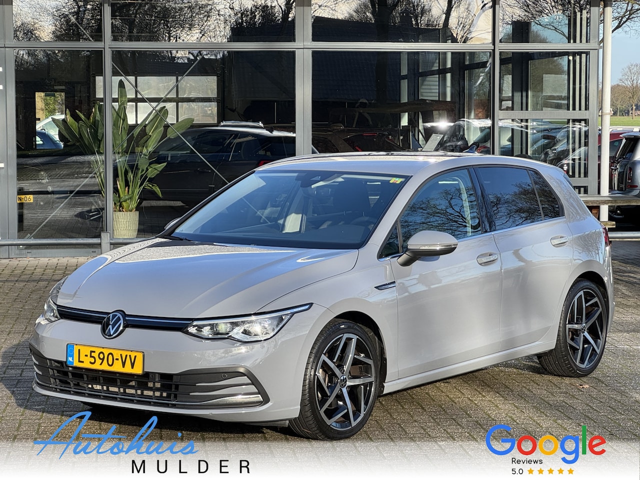 Volkswagen Golf - 1.5 eTSI R-Line/Automaat/Camera/AppleCarplay/Stoelverwarming - AutoWereld.nl