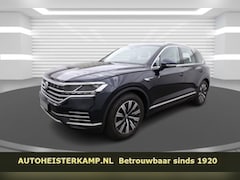 Volkswagen Touareg - 3.0 TSi eHybrid 4MOTION ACC Panoramadak Luchtvering Comfortstoelen LED Matrix 19 Inch