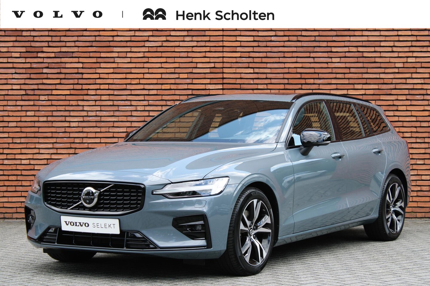 Volvo V60 - B3 AUT7 163PK Plus Dark, Verwarmbare Voor- En Achterstoelen, Verwarmbaar Stuurwiel, Audio - AutoWereld.nl