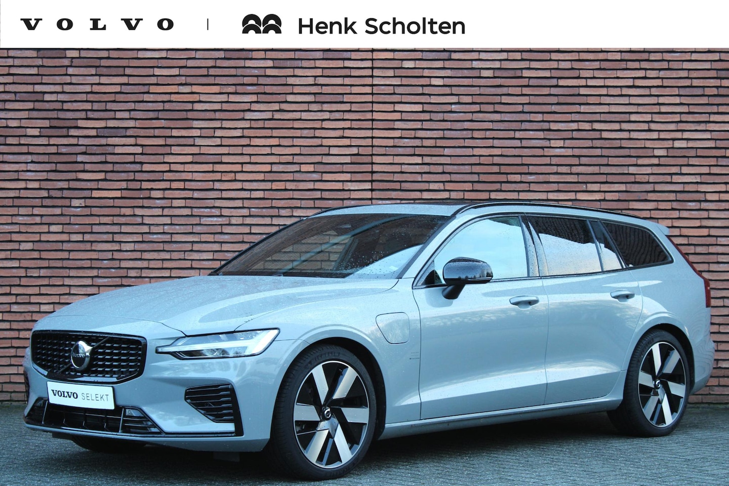 Volvo V60 - T6 Recharge AWD AUT8 350PK Plus Dark, Trekhaak, Harman/Kardon, Extra Getint Glas, Panorami - AutoWereld.nl