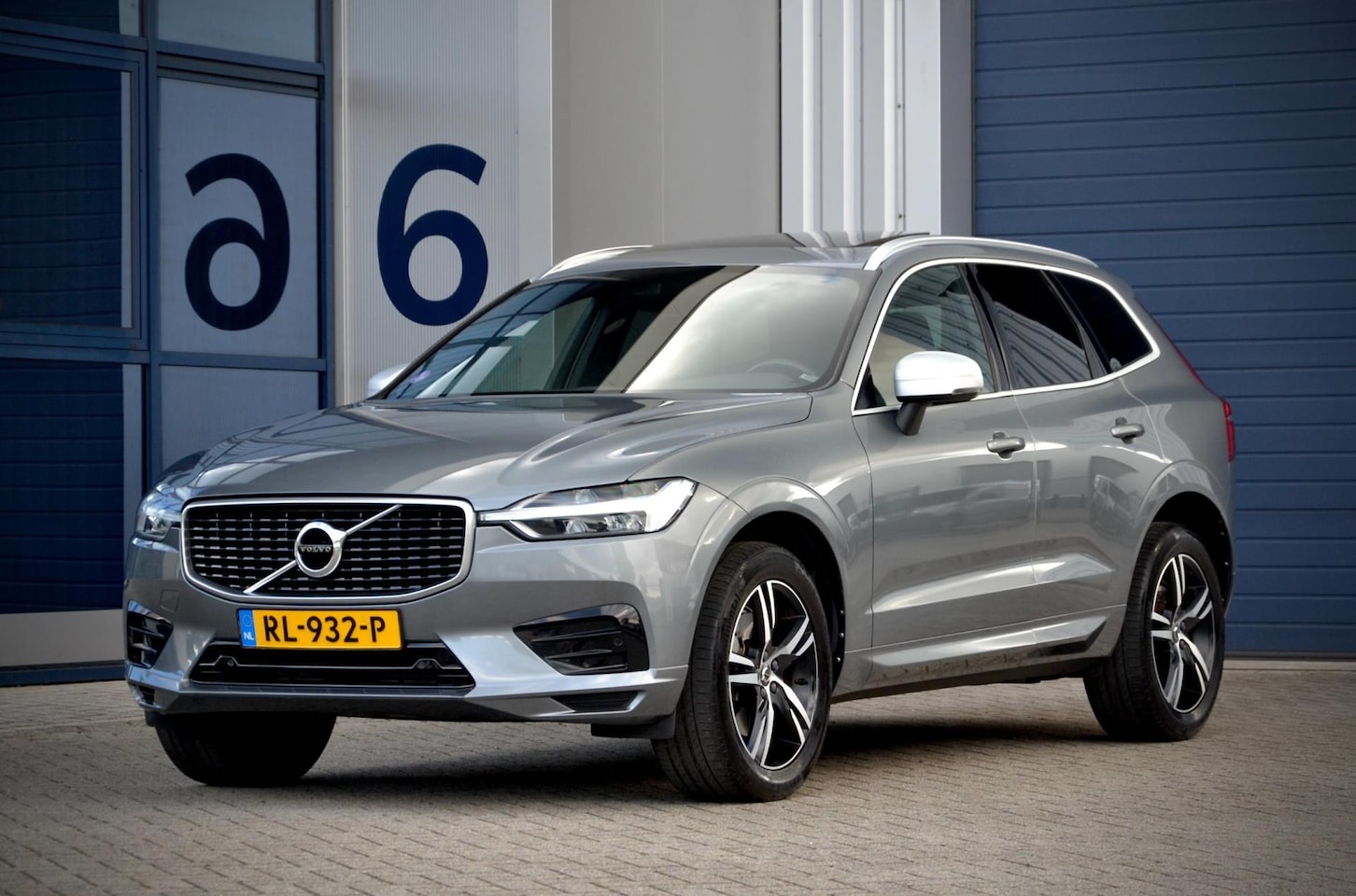 Volvo XC60 - 2.0 T5 AWD R-Design / Pano / Leder / Stoelvent. / Full LED - AutoWereld.nl