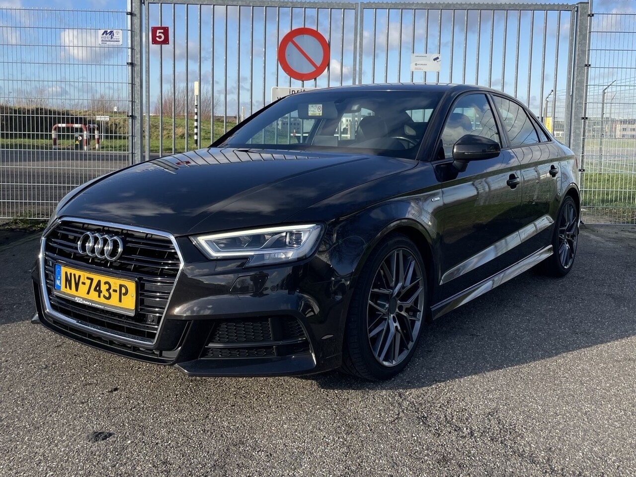 Audi A3 Limousine - 1.4 TFSI CoD Sport S Line Edition - AutoWereld.nl