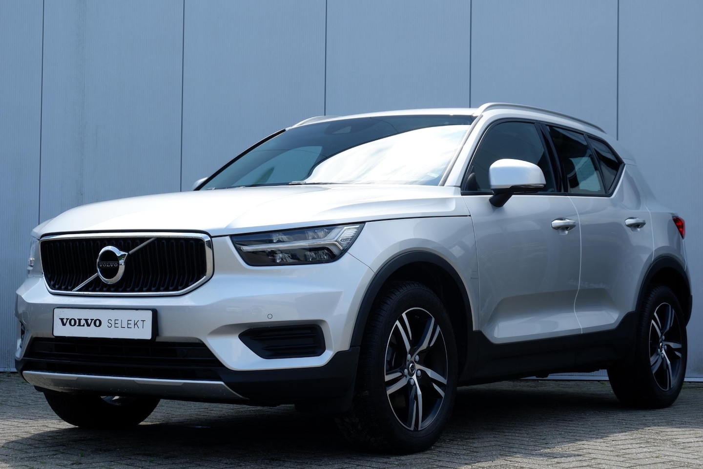 Volvo XC40 - T4 AUT8 190PK Momentum, Park assist voor & achter met camera, DAB+ radio, Sensus Full map - AutoWereld.nl