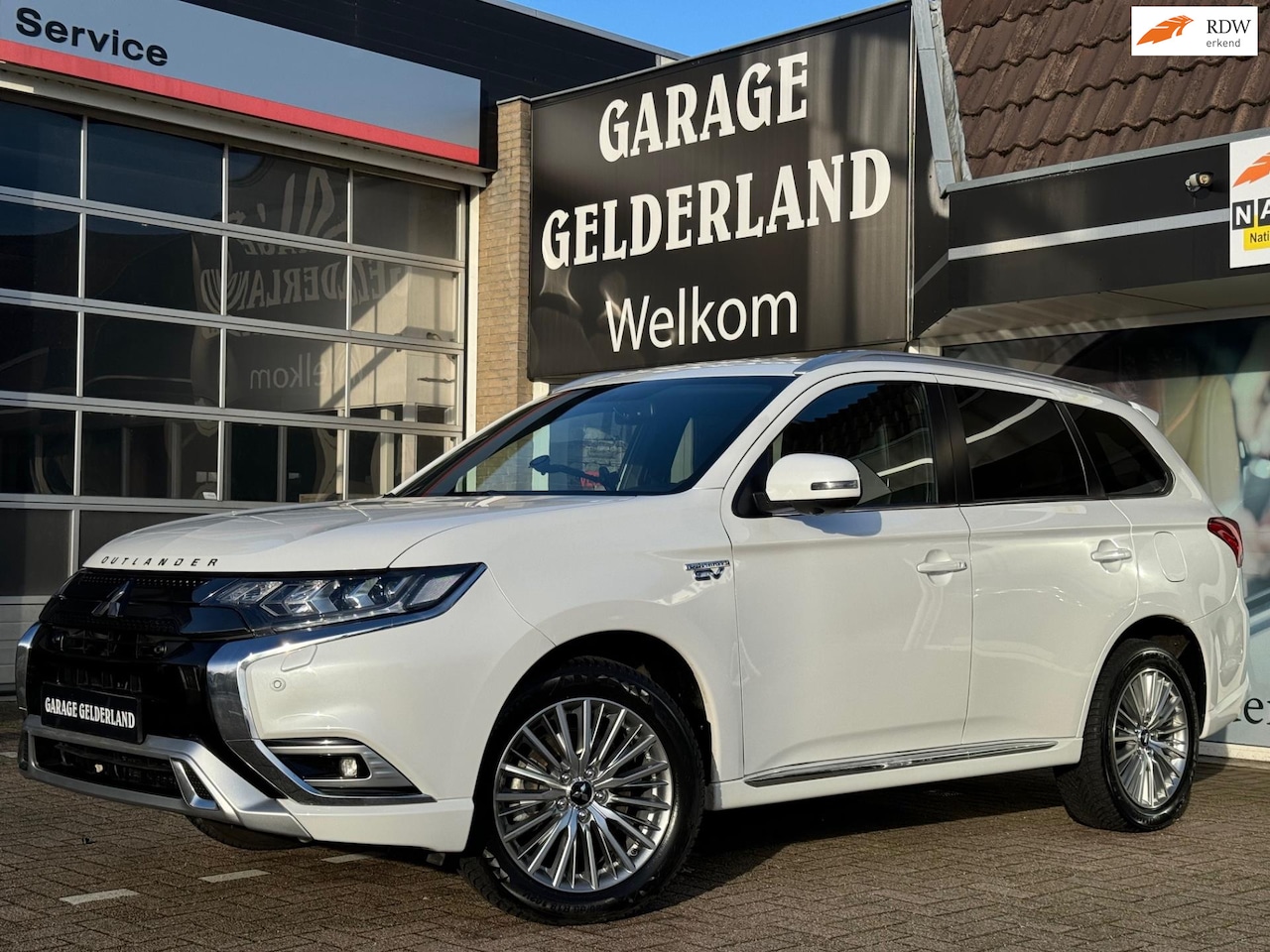 Mitsubishi Outlander - 2.4 PHEV Pure | Volleder | Xenon | Apple/Android | Cruise | Climate | Pdc | Iso | Full-opt - AutoWereld.nl