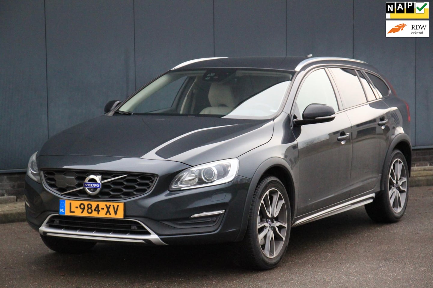 Volvo V60 Cross Country - 2.0 D4 Summum Xenon/Leer/Adaptive/Camera/Parkeersensor v,a - AutoWereld.nl