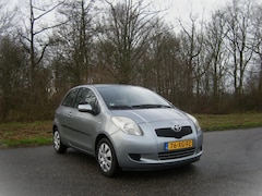 Toyota Yaris - 1.3 VVTi Sol . AUTOMAAT . airco . Trekhaak . enz