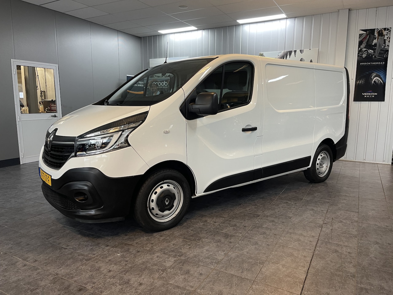 Renault Trafic - 2.0 dCi 120 T29 L1H1 Comfort EURo 6, Trekhaak, Cruise control, Navigatie, Airco. - AutoWereld.nl