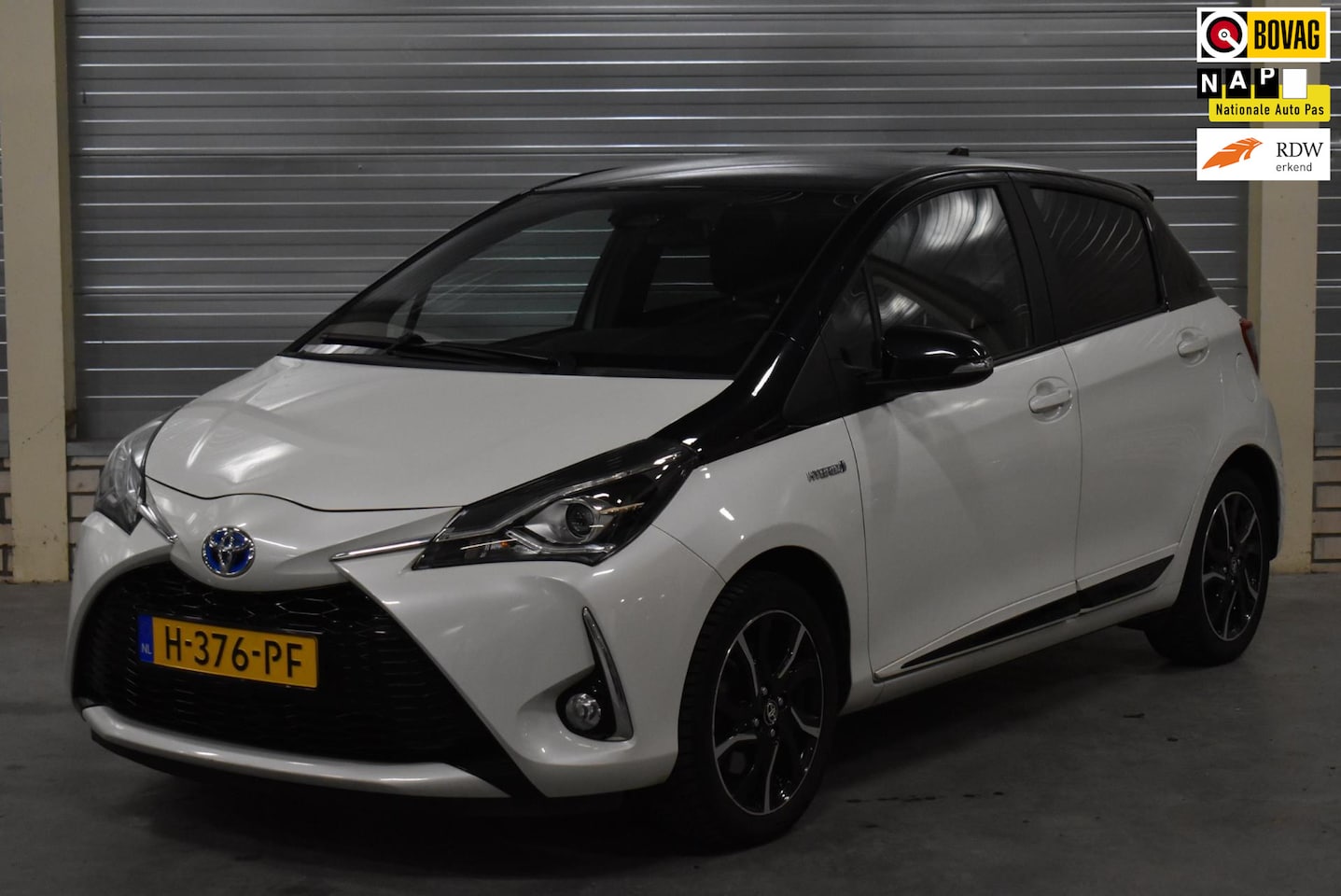 Toyota Yaris - 1.5 Hybrid Bi-Tone + Achteruitrijcamera|Bluetooth|Cruise Control| - AutoWereld.nl