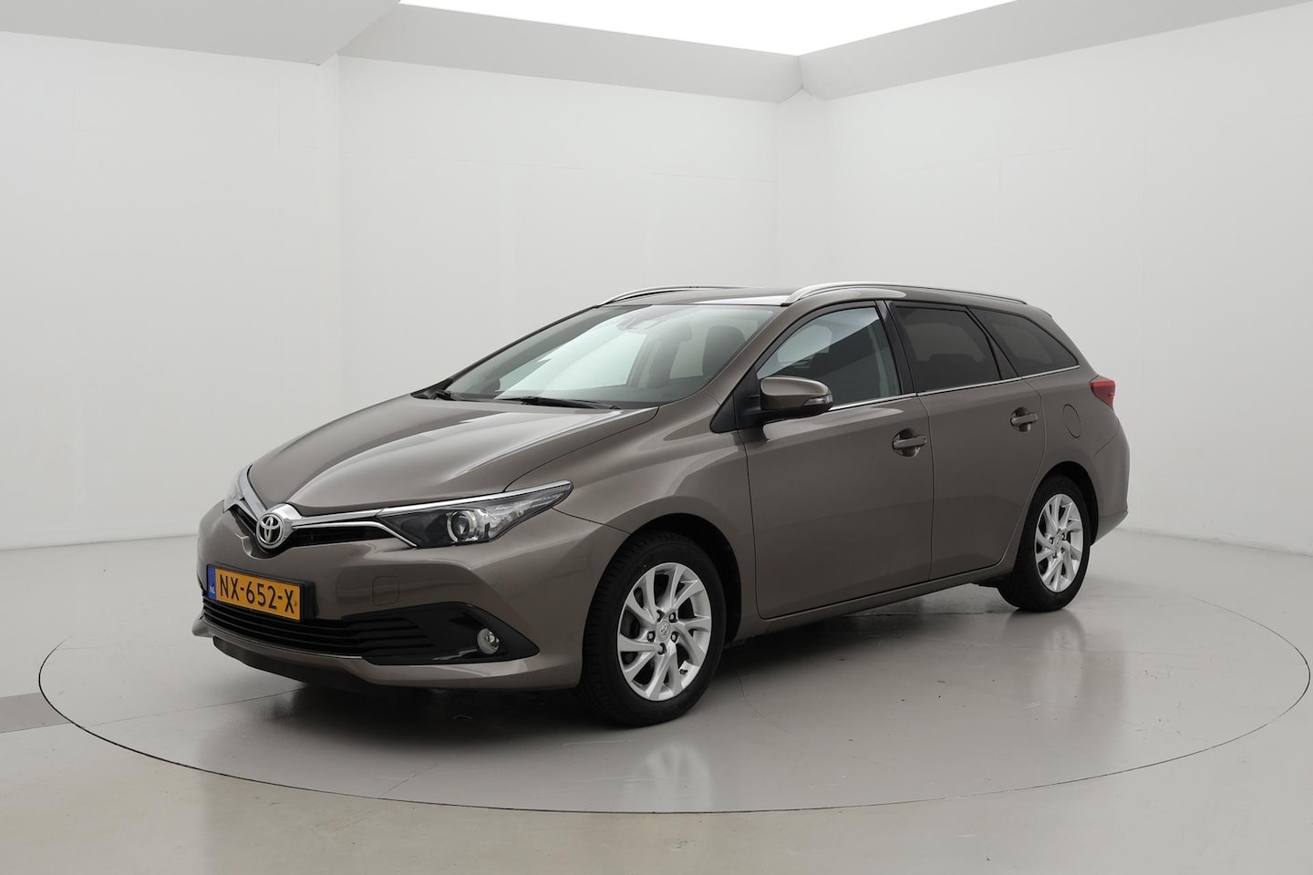 Toyota Auris Touring Sports - 1.2T Dynamic Navigatie Trekhaak - AutoWereld.nl