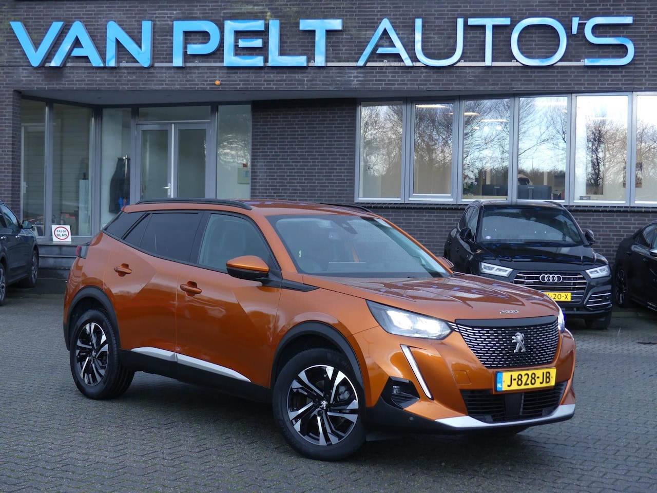 Peugeot 2008 - 1.2 PureTech Blue Lease Allure / Carplay / Keyless / Trekhaak - AutoWereld.nl