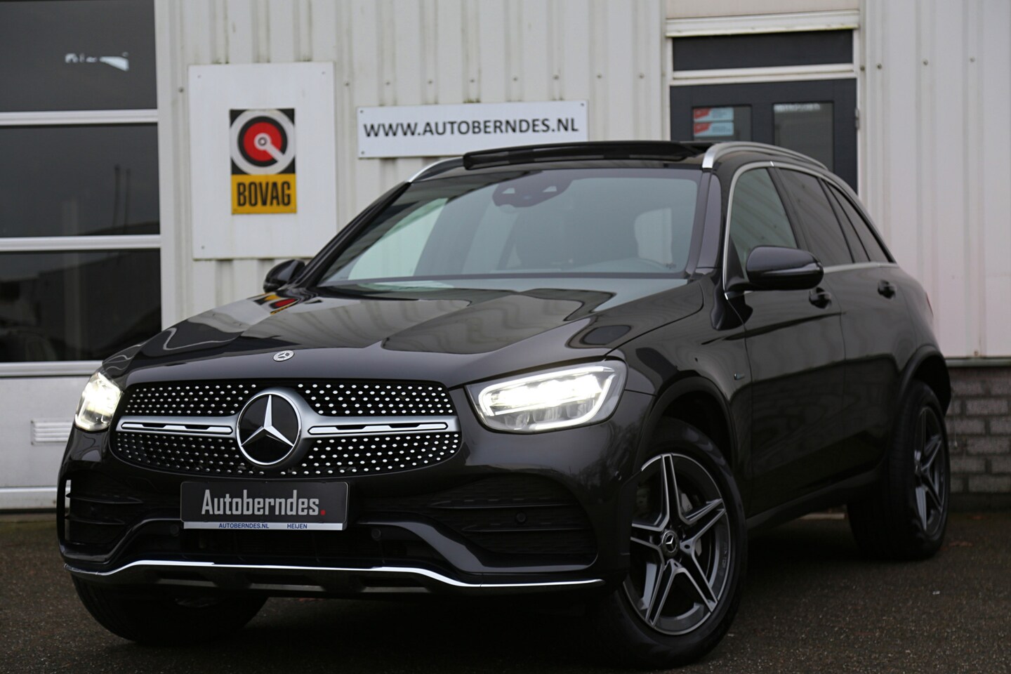 Mercedes-Benz GLC-klasse - 300e 4MATIC AMG PHEV Plug in hybride*Perfect Onderh.*Pano/Sfeer/ACC/Diamond Grille/Camera/ - AutoWereld.nl