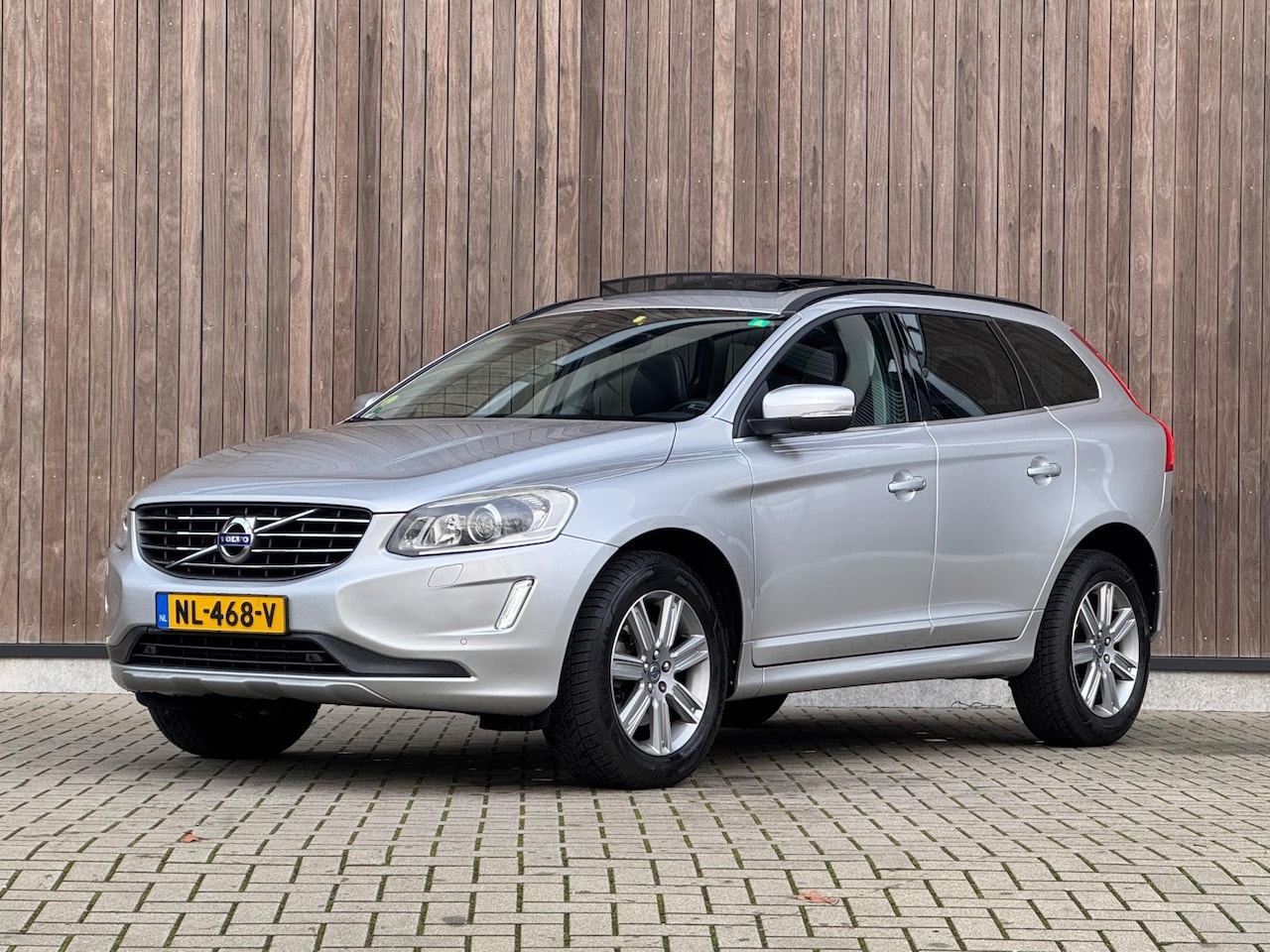 Volvo XC60 - 2.0 D3 Momentum |Pano|Trekhaak|Memory|Automaat| - AutoWereld.nl