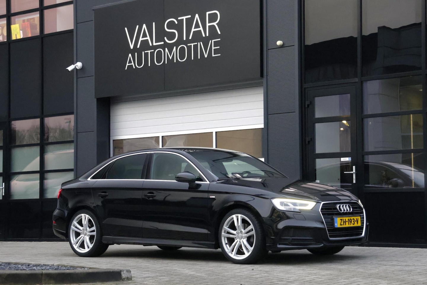 Audi A3 Limousine - 30 TFSI S Line | LED | NL AUTO | INCL winterbanden! - AutoWereld.nl