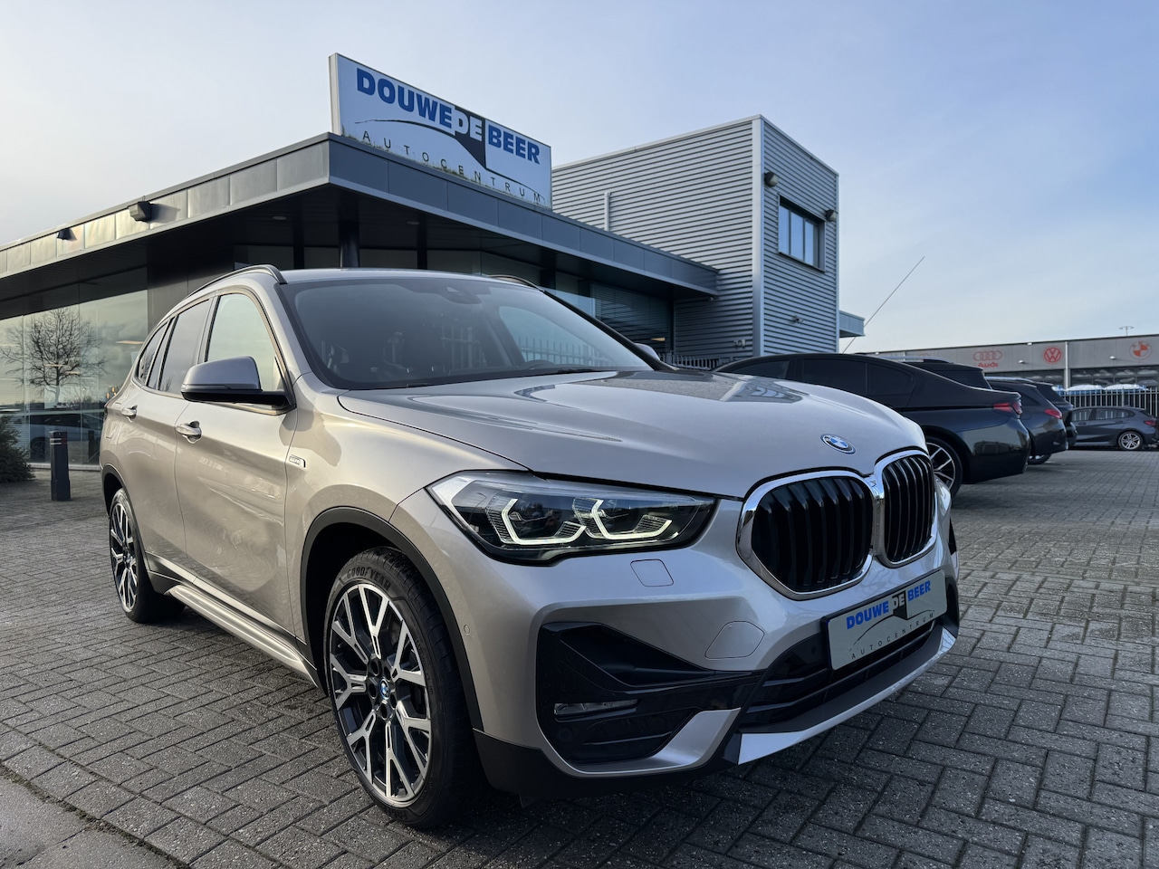 BMW X1 - xDrive25e eDrive Edition pano/dak, trekhaak, leer, - AutoWereld.nl