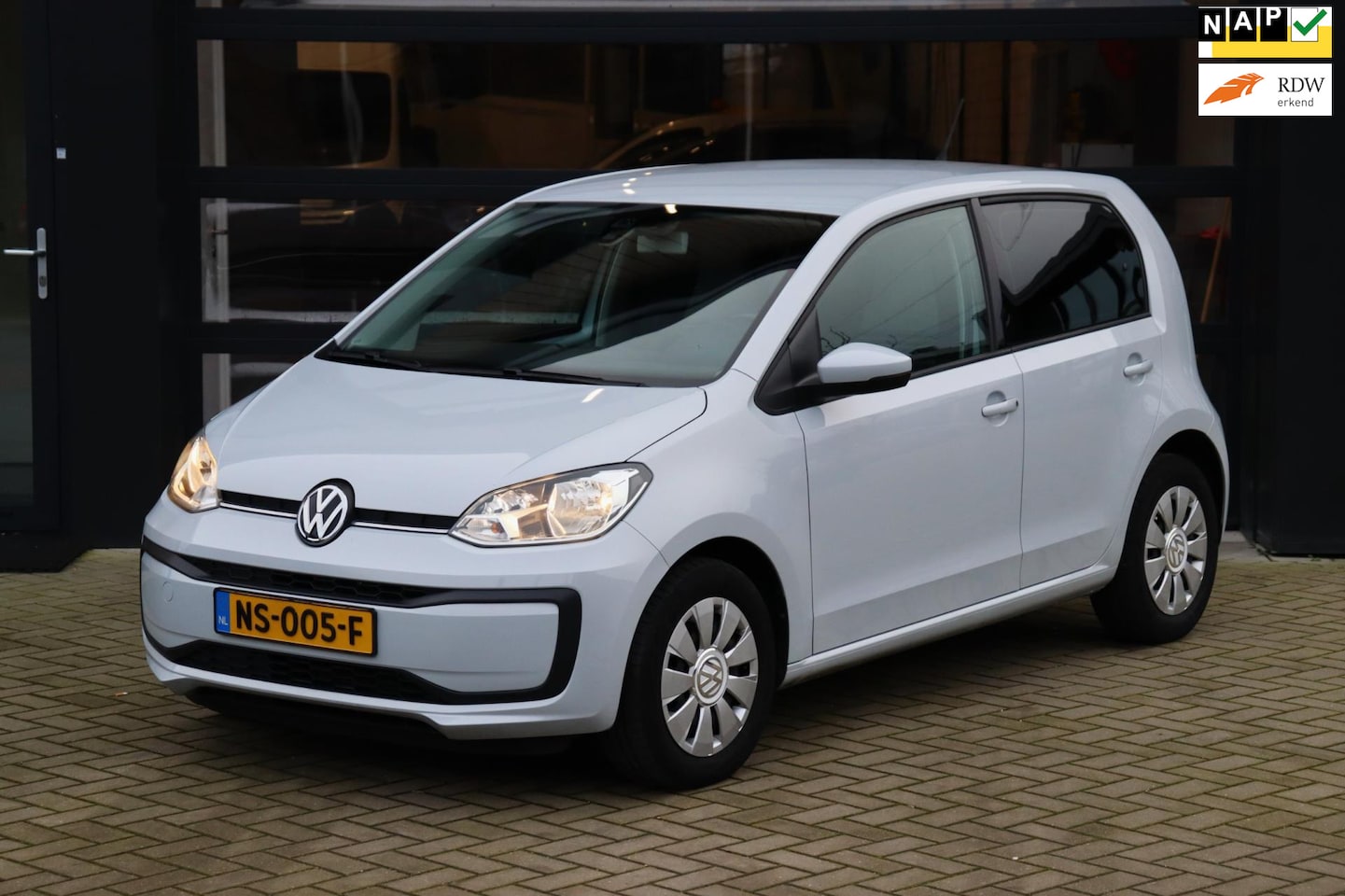 Volkswagen Up! - 1.0 BMT move up! |NAP | White Silver | 5 Deurs | Airco - AutoWereld.nl