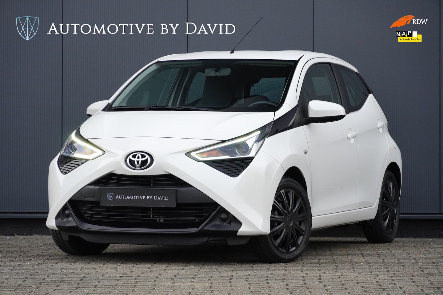 Toyota Aygo - 1.0 VVT-i 73 pk X-PLAY / APPLE CARPLAY / ACHTERUITRIJCAMERA / DEALERONDERHOUDEN / AIRCO / - AutoWereld.nl