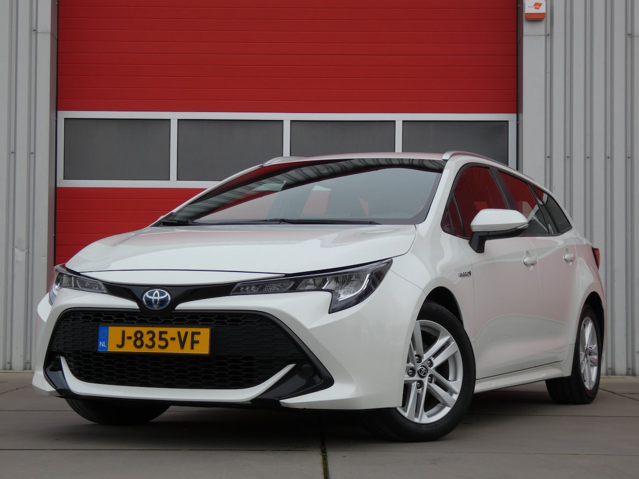 Toyota Corolla Touring Sports - 1.8 Hybrid Business/ lage km/ trekhaak! - AutoWereld.nl