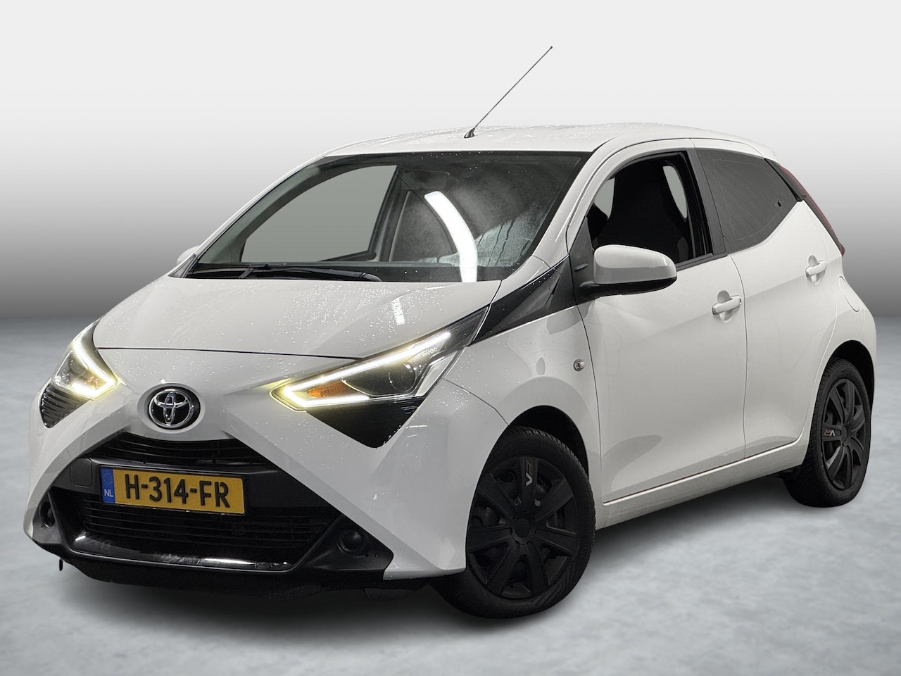 Toyota Aygo - 1.0 VVT-i X-Play Camera Apple Carplay/Android - AutoWereld.nl