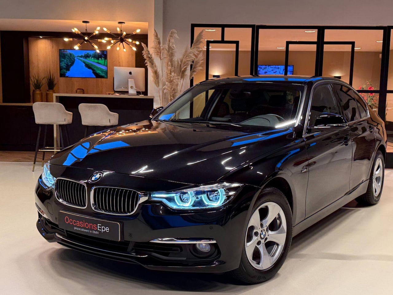 BMW 3-serie - 320i Luxury Line LCI LED Black Sapphire Metallic - AutoWereld.nl