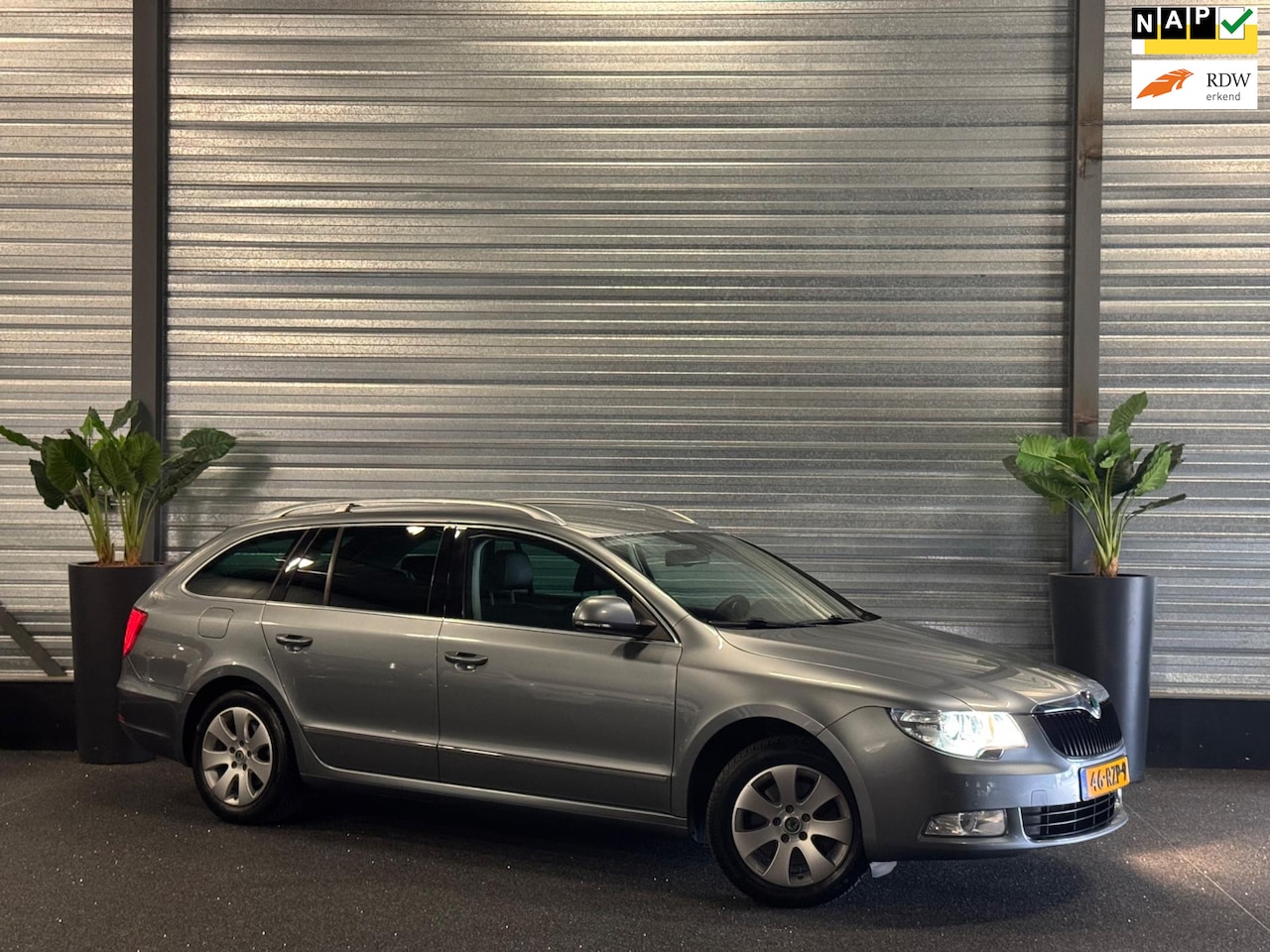 Skoda Superb Combi - 1.8 TSI Elegance Business Line DSG | Leder | Navi | Xenon | Dealer Onderhouden - AutoWereld.nl