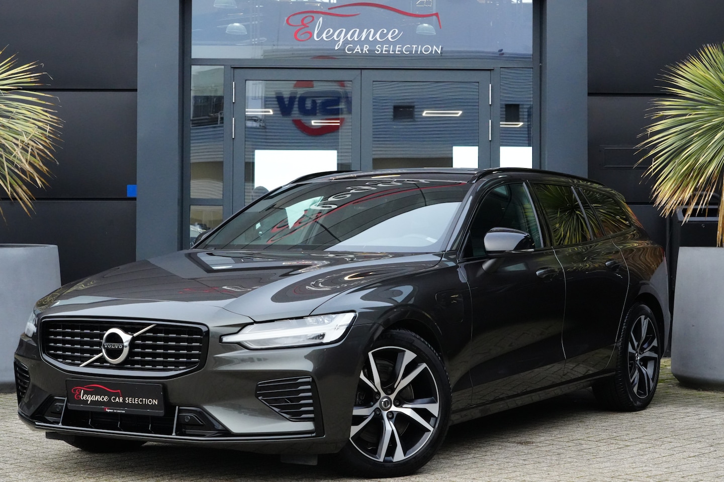 Volvo V60 - 2.0 T6 Recharge AWD R-Design 340pk Panoramadak/Stoelverwarming/Leder - AutoWereld.nl