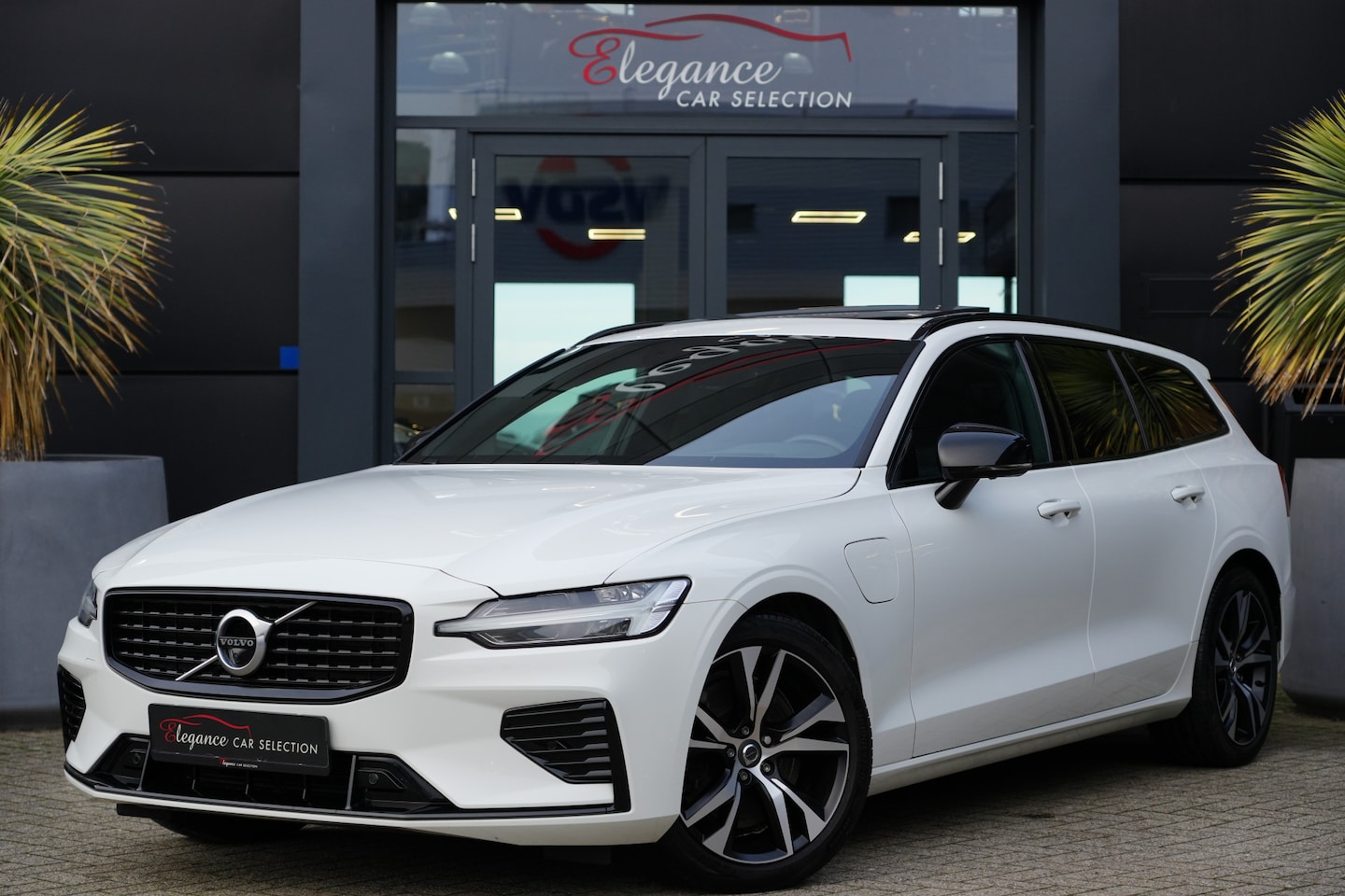 Volvo V60 - 2.0 T6 Recharge AWD R-Design 340pk Panoramadak/Stoelverwarming/360Camera - AutoWereld.nl