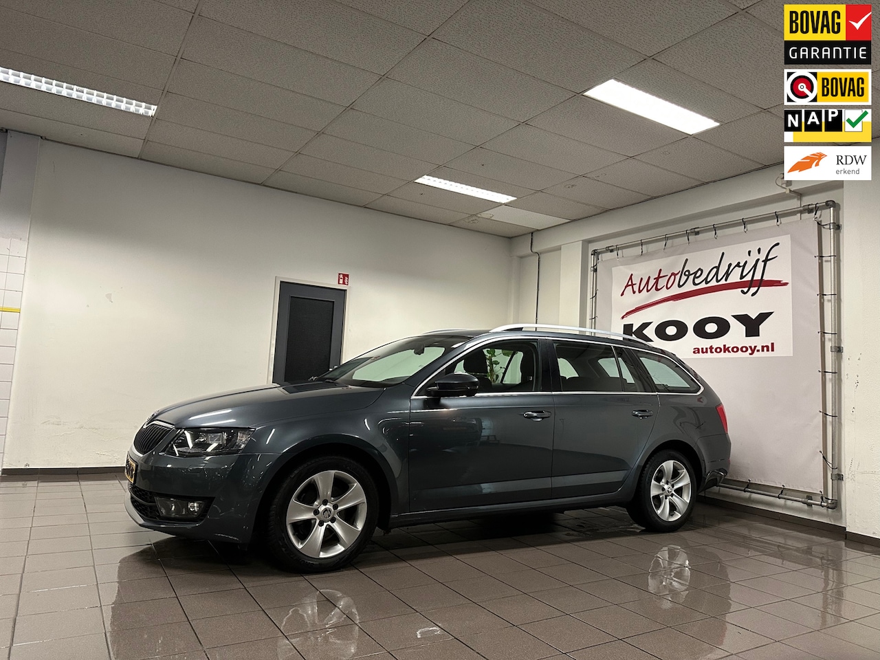 Skoda Octavia Combi - 1.2 TSI Greentech Elegance Businessline * Automaat / Afn. Trekhaak / Xenon / NL Auto * - AutoWereld.nl