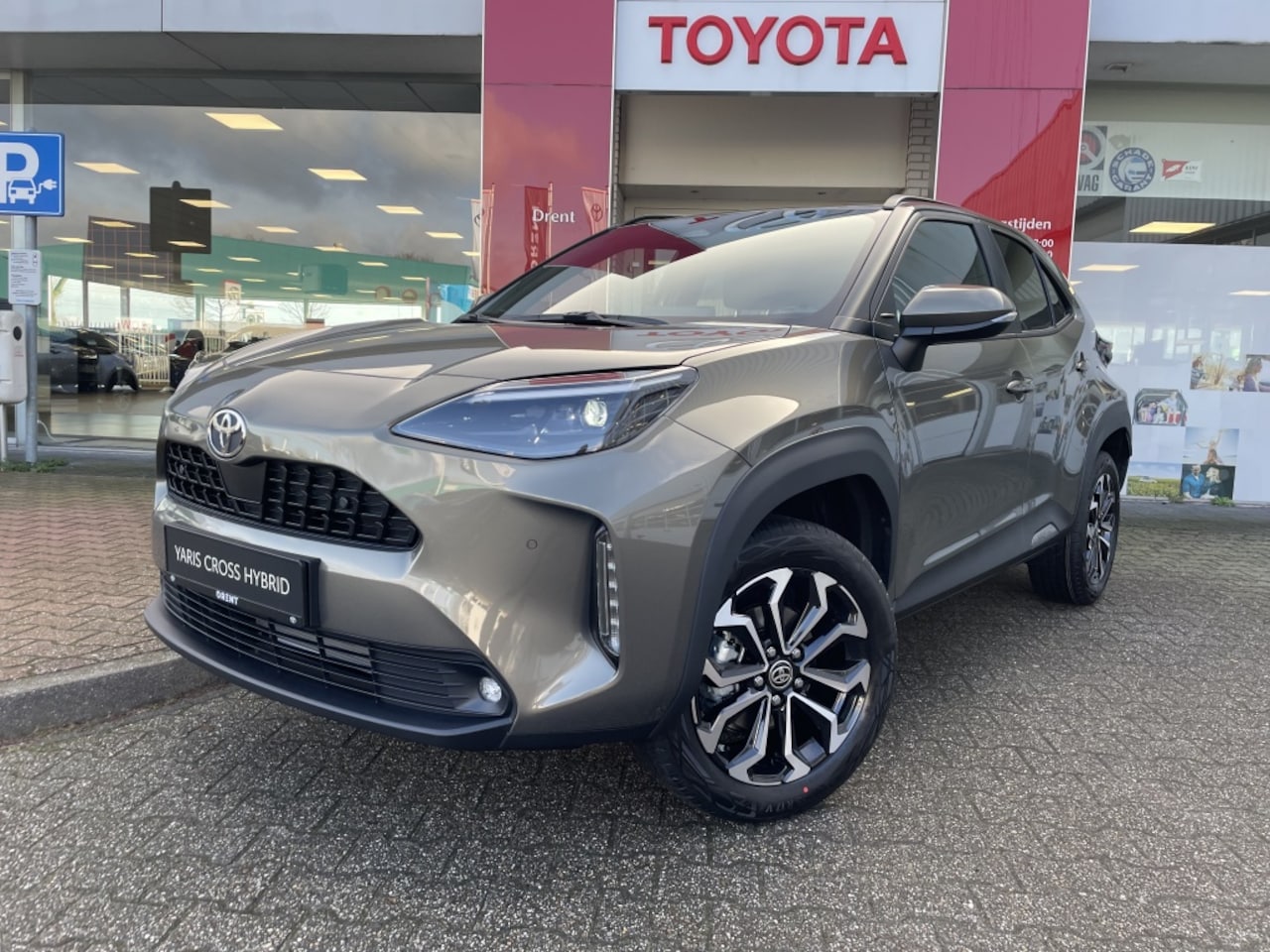 Toyota Yaris Cross - 1.5 Hybrid 115 First Edition | Stuurwielverwarming | Sensoren v& - AutoWereld.nl