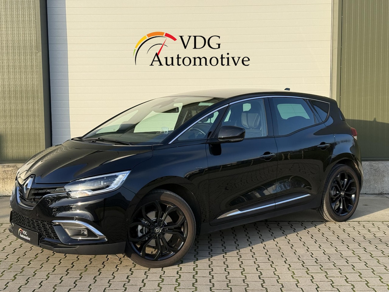 Renault Scénic - 1.3 TCE 160PK EDC Black Edition UNIEK! / 12.000KM! / Full option / Panoramdak / Head-Up / - AutoWereld.nl