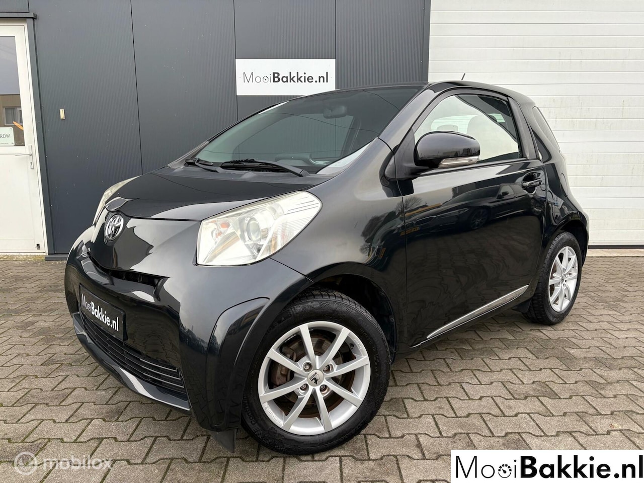 Toyota iQ - 1.0 VVTi Black Edit. Airco / 15" + 4-seizoenbanden - AutoWereld.nl