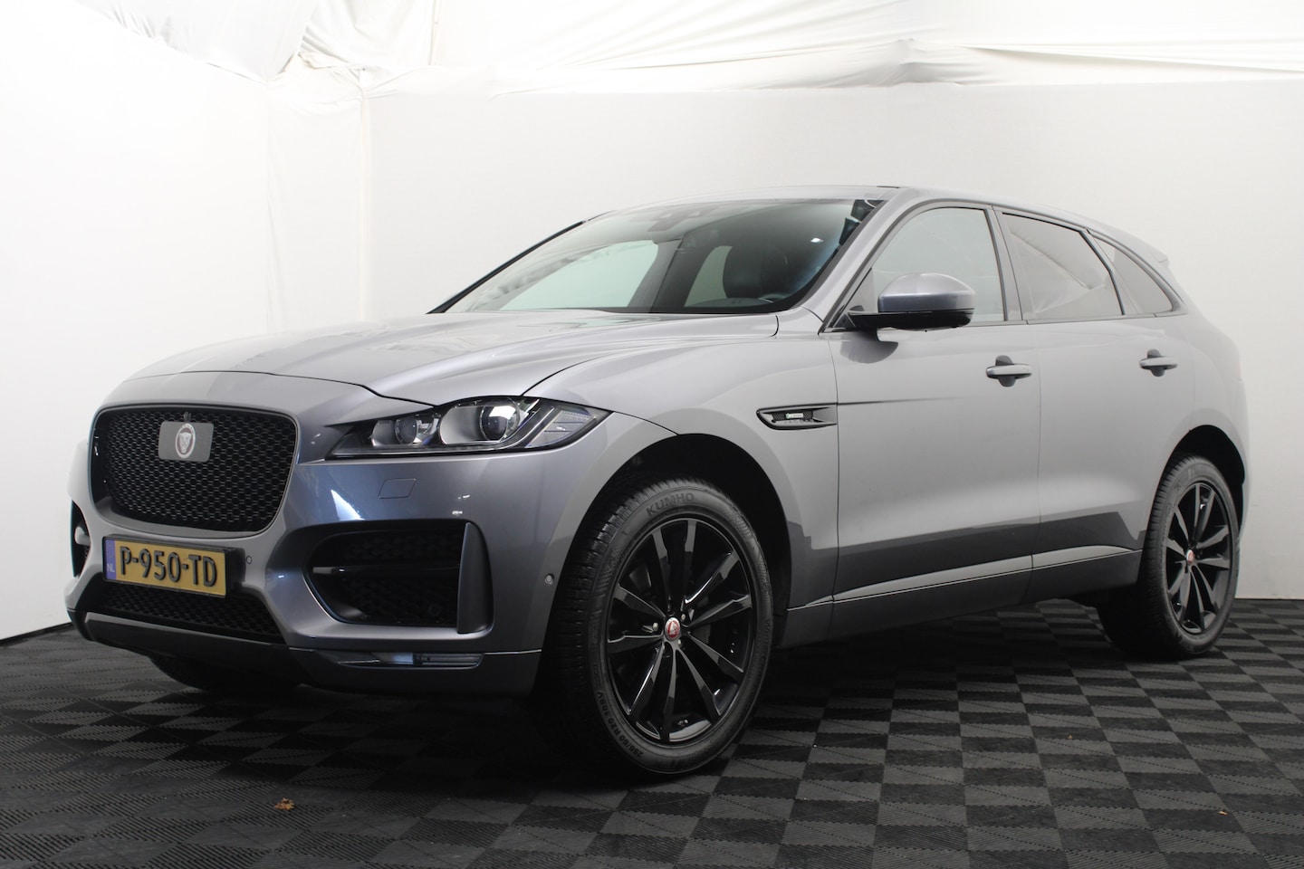 Jaguar F-Pace - 2.0t AWD Chequered Flag |Pano|Camera|Navi| - AutoWereld.nl