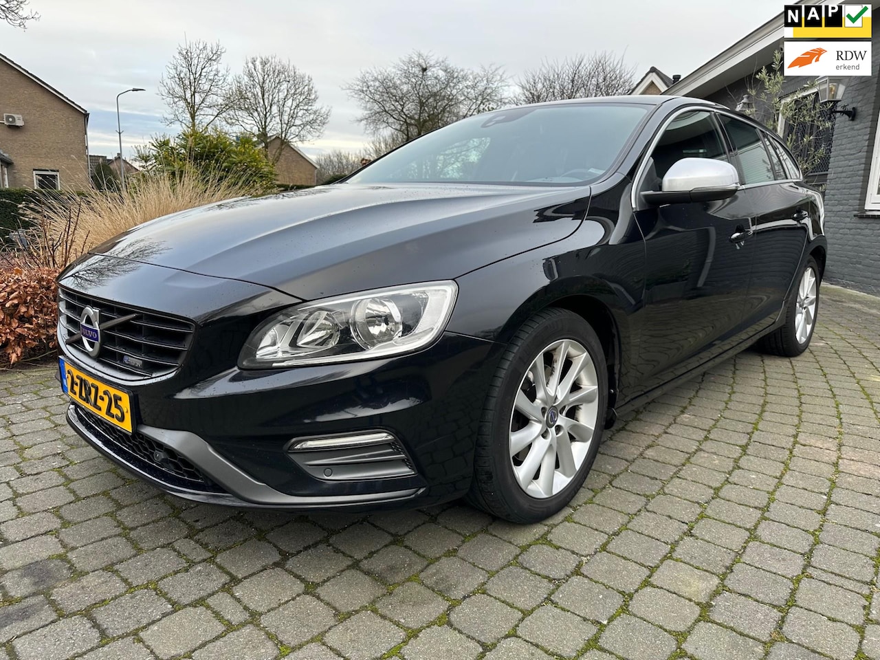 Volvo V60 - 2.0 D4 R-Design 2.0 D4 R-Design, NAP, Trekhaak - AutoWereld.nl