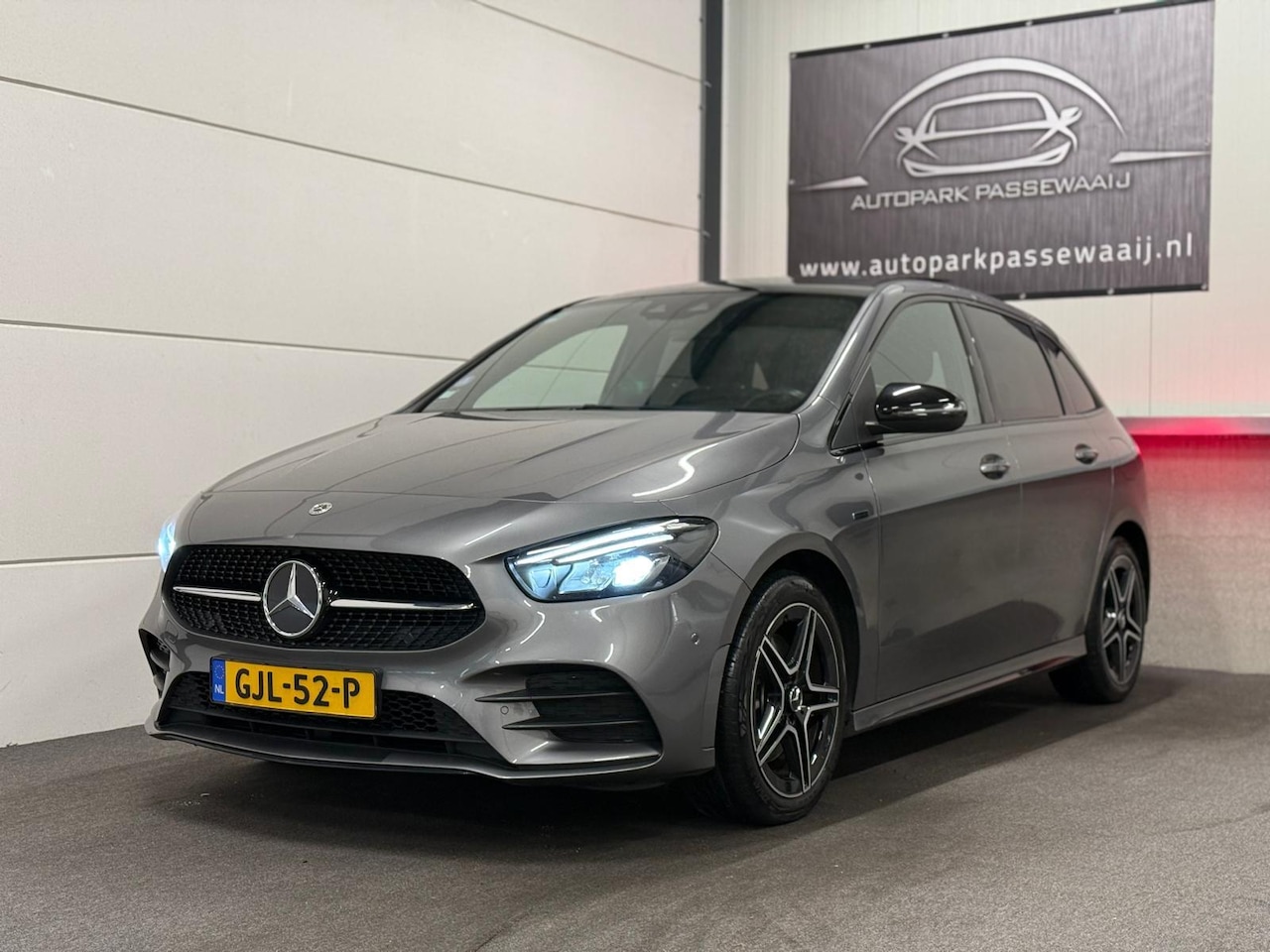 Mercedes-Benz B-klasse - 250e AMG Pano, Virtual Cockpit, Apple CarPlay, Sfeerverlichting, Cruise Control, LED, Trek - AutoWereld.nl