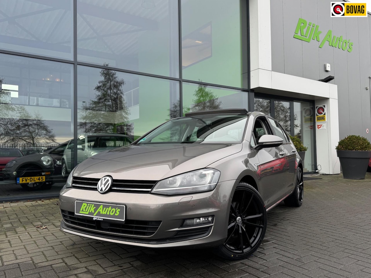 Volkswagen Golf - 1.4 TSI R-Line .Pano. Xenon.Acc. Stoelverwarming enz - AutoWereld.nl